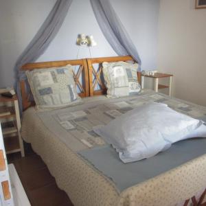 - une chambre avec un lit à baldaquin dans l'établissement Appartement les Balcons d'Azur, à Vernègues