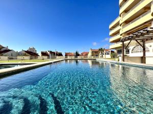 una gran piscina frente a un edificio en Vilamoura Marina Mar 2 With Pool by Homing, en Vilamoura