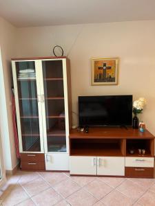Televízia a/alebo spoločenská miestnosť v ubytovaní Mario Apartment