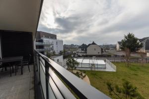 balcón con vistas a la ciudad en Riviera - T3 avec piscine partagée et parking proche plage Arzon, en Arzon