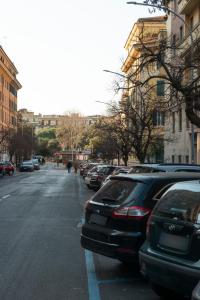 una calle con coches estacionados al costado de la carretera en Myway RDR Apartment, en Roma