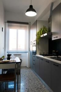 cocina con mesa y comedor en Myway RDR Apartment, en Roma