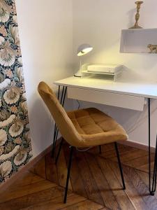 studio le 17 près de Paris في مونتلهيري: مكتب مع كرسي بجوار مكتب مع مصباح