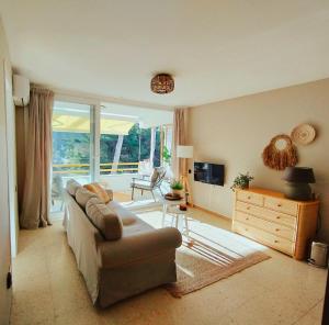 A television and/or entertainment centre at Brisa al Mar Cap Salou