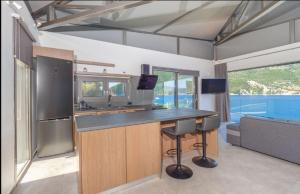 Nhà bếp/bếp nhỏ tại Mr Grey Luxury Villa
