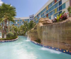 uno scivolo d'acqua in un resort con cascata di Universal's Cabana Bay Beach Resort a Orlando