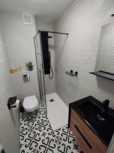 A bathroom at Brisa al Mar Cap Salou Még 17 kép