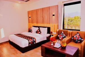 una habitación de hotel con una cama y un sofá en Travel Soul By Saif, en Sawāi Mādhopur