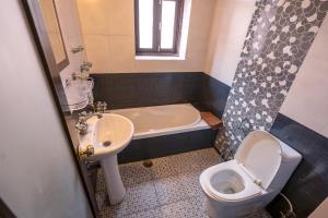 Kamar mandi di Hotel Ganesh Himal