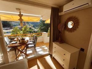 A seating area at Brisa al Mar Cap Salou