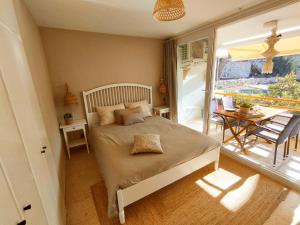 A bed or beds in a room at Brisa al Mar Cap Salou