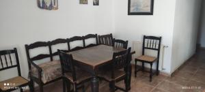 Vivienda de uso turístico Río Razón في سوتييّو ذي رينكون: طاولة وكراسي خشبية في الغرفة