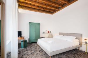 A bed or beds in a room at Residenza Giulio Romano