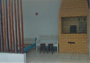 CASA AZUL في بيرويبي: غرفة بها طاولتين بار وجدار من الطوب