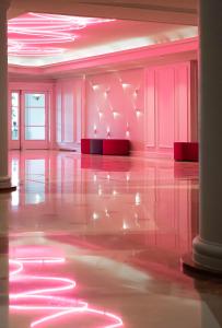 une pièce vide avec des murs roses et un sol brillant dans l'établissement Renaissance Paris La Defense Hotel, à Puteaux
