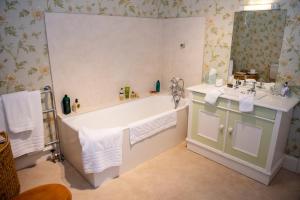 bagno con vasca e lavandino di Ballymote Country House a Downpatrick