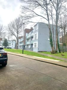 un'auto parcheggiata di fronte a un edificio bianco di Modern 2 bed flat near Tottenham Hotspur Stadium a Edmonton