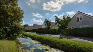 una casa y un arroyo en un patio en Noordwijk Holiday Rentals, en Noordwijk