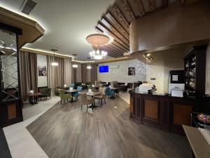 un ristorante con tavoli e sedie in una stanza di Vegas Hotel a Akhalk'alak'i