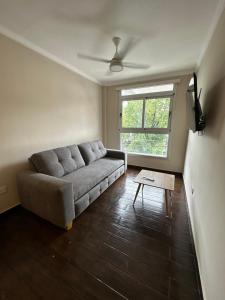 a living room with a couch and a window at Dpto Temporario 1 - Corrientes - PQ ALQUILERES TEMPORARIOS in Corrientes