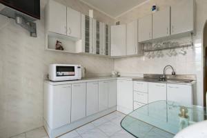 Dapur atau dapur kecil di Nadezhda Apartments in Samal