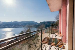 una panchina seduta su un balcone affacciato su un lago di Window flat - The House Of Travelers a Como