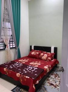 1 dormitorio con 1 cama en una habitación con ventana en Homestay Cikgu Fatiah, en Kota Bharu