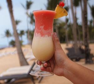 蓬塔卡纳Playa Palmera Beach Resort的手持饮料,在里面吃