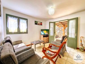 ein Wohnzimmer mit 2 Sofas und einem Tisch in der Unterkunft Pamplem'house - classée 3 étoiles - 75 m2 - Saint-Denis in Saint-Denis