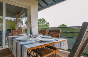 een tafel met borden en glazen op een balkon bij Chiberta - entre plages et golf in Anglet