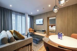 O zonă de relaxare la Fourty Three Luxury Serviced Apartments