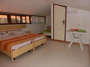 A bed or beds in a room at Beautiful flat 250m from the beach for 8 guests
