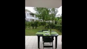 A garden outside Homely flat with private garden and common pool