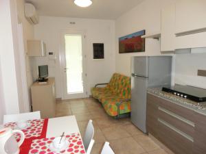 A kitchen or kitchenette at Homely flat with private garden and common pool