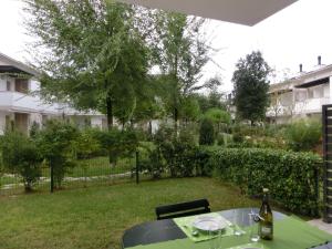 A garden outside Homely flat with private garden and common pool