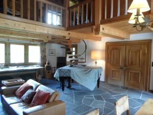 ein Wohnzimmer mit einem Sofa und einem Tisch in der Unterkunft Chalet Atelier in Davos