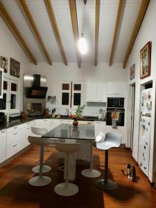 een keuken met een tafel en stoelen in een kamer bij Chambre chez l'habitant à L' Amirade chez Michelle in Grande Anse