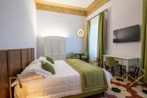 A bed or beds in a room at Hotel Villa Maya
