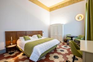 A bed or beds in a room at Hotel Villa Maya