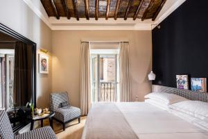 Un dormitorio con una gran cama blanca y una ventana en Nerva Boutique Hotel, en Roma
