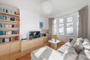 een woonkamer met een bank en een tv bij Relax in Stunning House in Great Central Location in Cardiff
