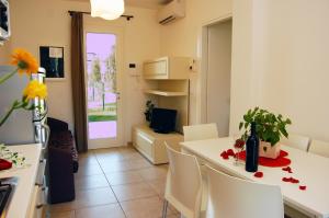 A kitchen or kitchenette at Relaxing apartment in a village with swimming pool Még 22 kép