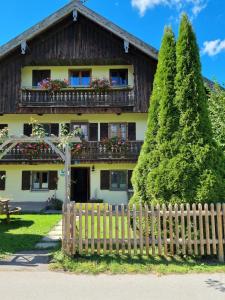 una casa con una valla de madera y árboles en Holzer-Hof, 