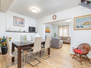 een eetkamer en woonkamer met een tafel en stoelen bij Villa Ketty in Fažana