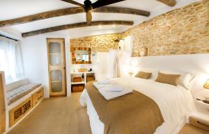 Postel nebo postele na pokoji v ubytování Villa Marineta - Apartamento con encanto en el puerto de Dénia - MyM Mediterranean Houses