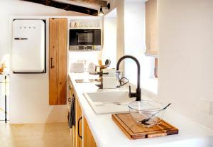 Kuchyň nebo kuchyňský kout v ubytování Villa Marineta - Apartamento con encanto en el puerto de Dénia - MyM Mediterranean Houses