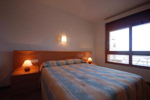 Katil atau katil-katil dalam bilik di LETS HOLIDAYS Beachfront apartment tossa de mar