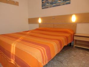 A bed or beds in a room at Adorable Villa for 8 people close to the sea