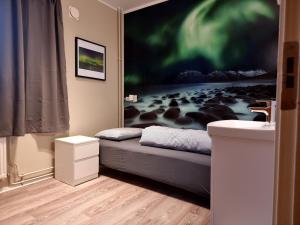 1 dormitorio con 1 cama y una gran pintura en la pared en HI Oslo Haraldsheim, en Oslo