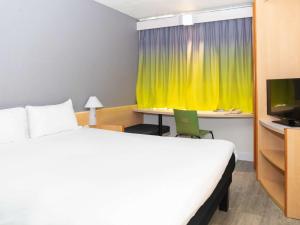 A bed or beds in a room at ibis Metz Centre Cathedrale